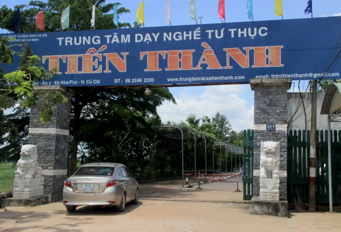 Cổng Trung tâm dạy nghề tư thục Tiến Thành tại 32/1 đường Cầu Dây, Ấp 3, xã Hòa Phú, huyện Củ Chi, TP. Hồ Chí Minh (ảnh năm 2018)